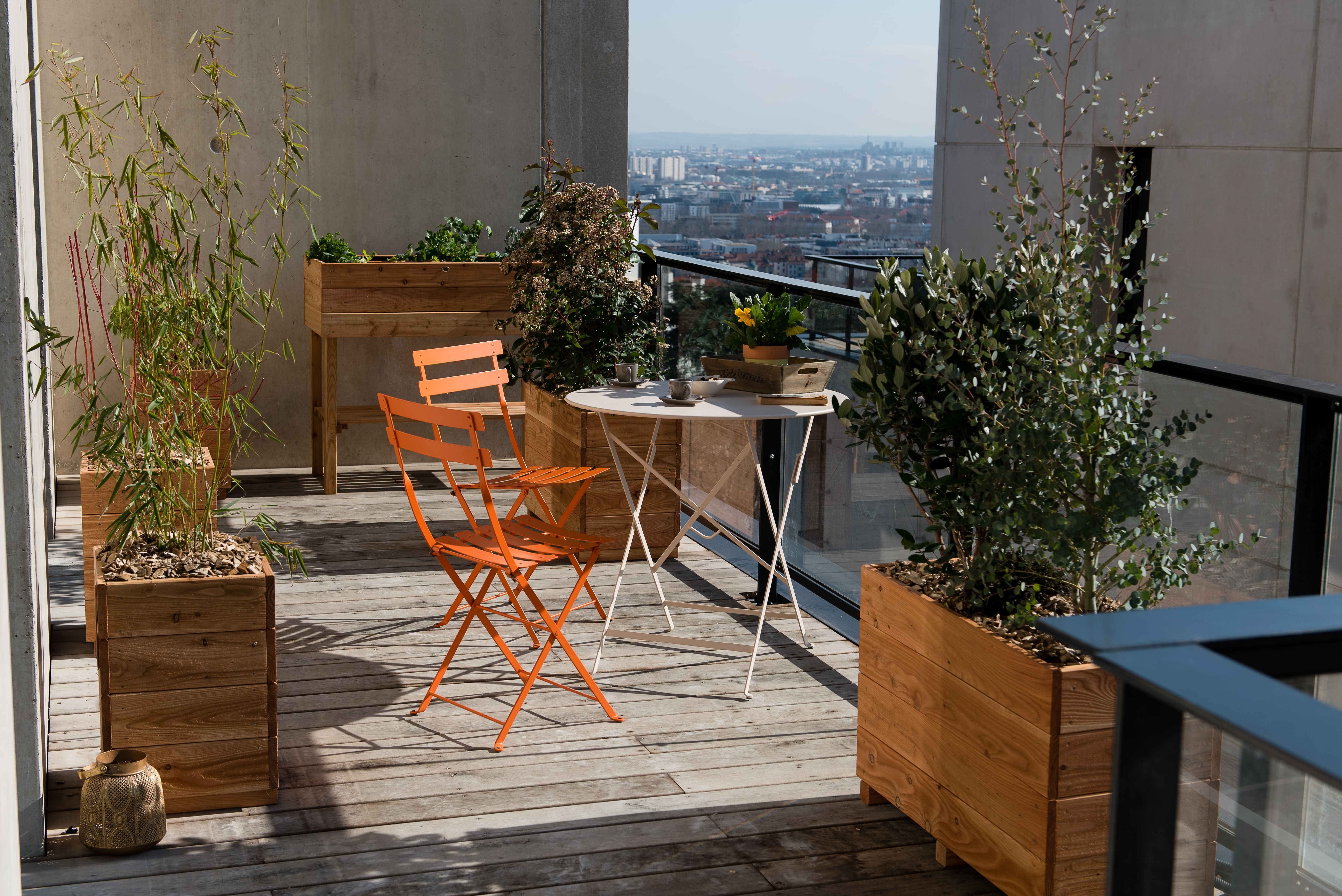 balcon terrasse de particuliers aménagée par Vert Altitude dans un immeuble à Lyon