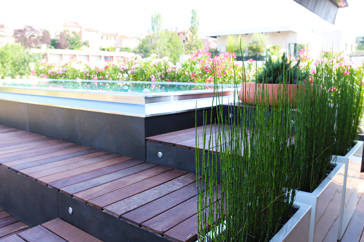 zone piscine aménagée par un paysagiste à Lyon en terrasse