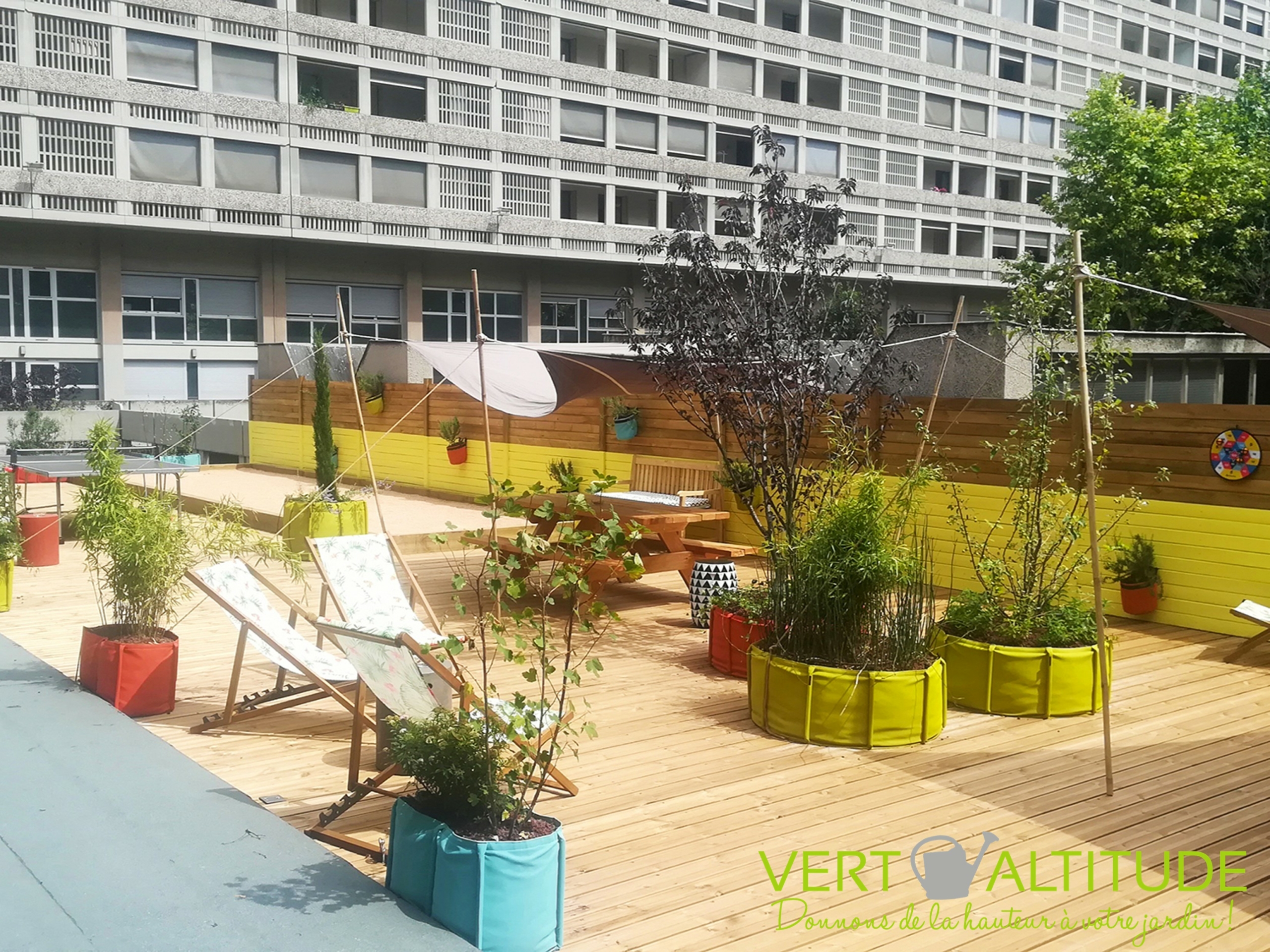 Mama Works terrasse vue horizontale Vert Altitude Paysagiste plantations transats et terrain de pétanque