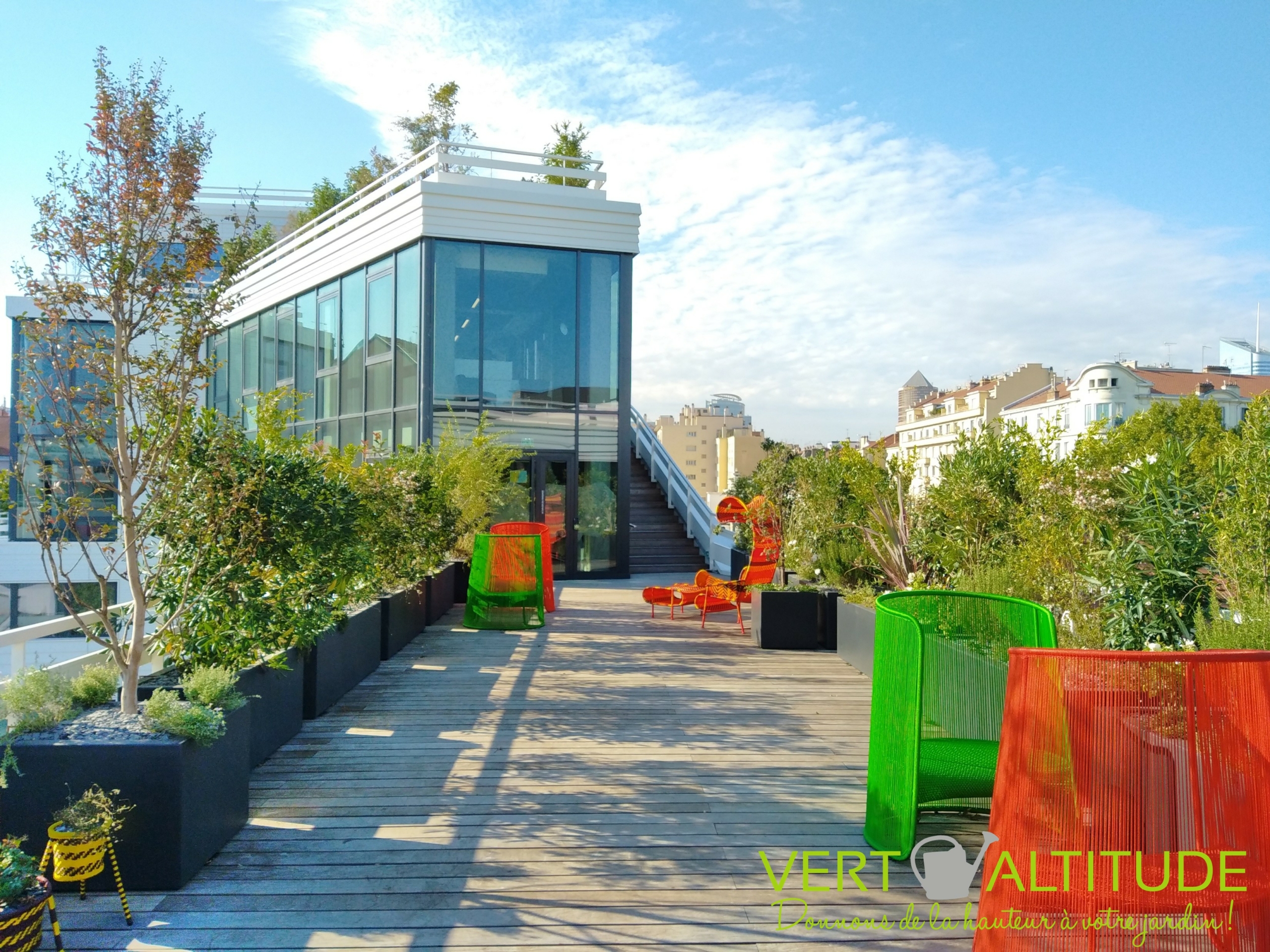 Aménagement 3 terrasses 3 étages pour une entreprise à Lyon avec mobilier fluo