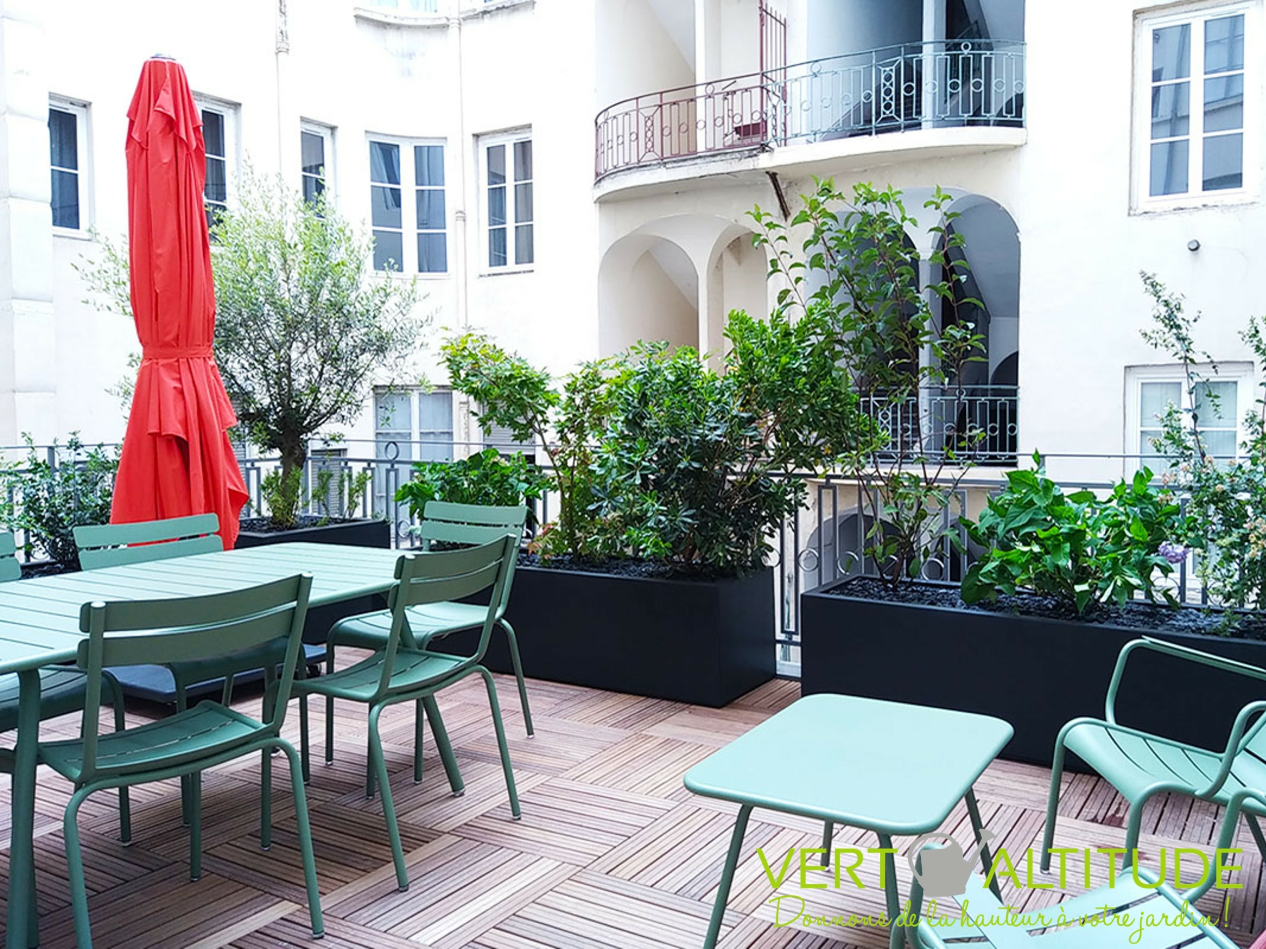 aménagement terrasse cour intérieure bureaux lyon 1er mobilier pots