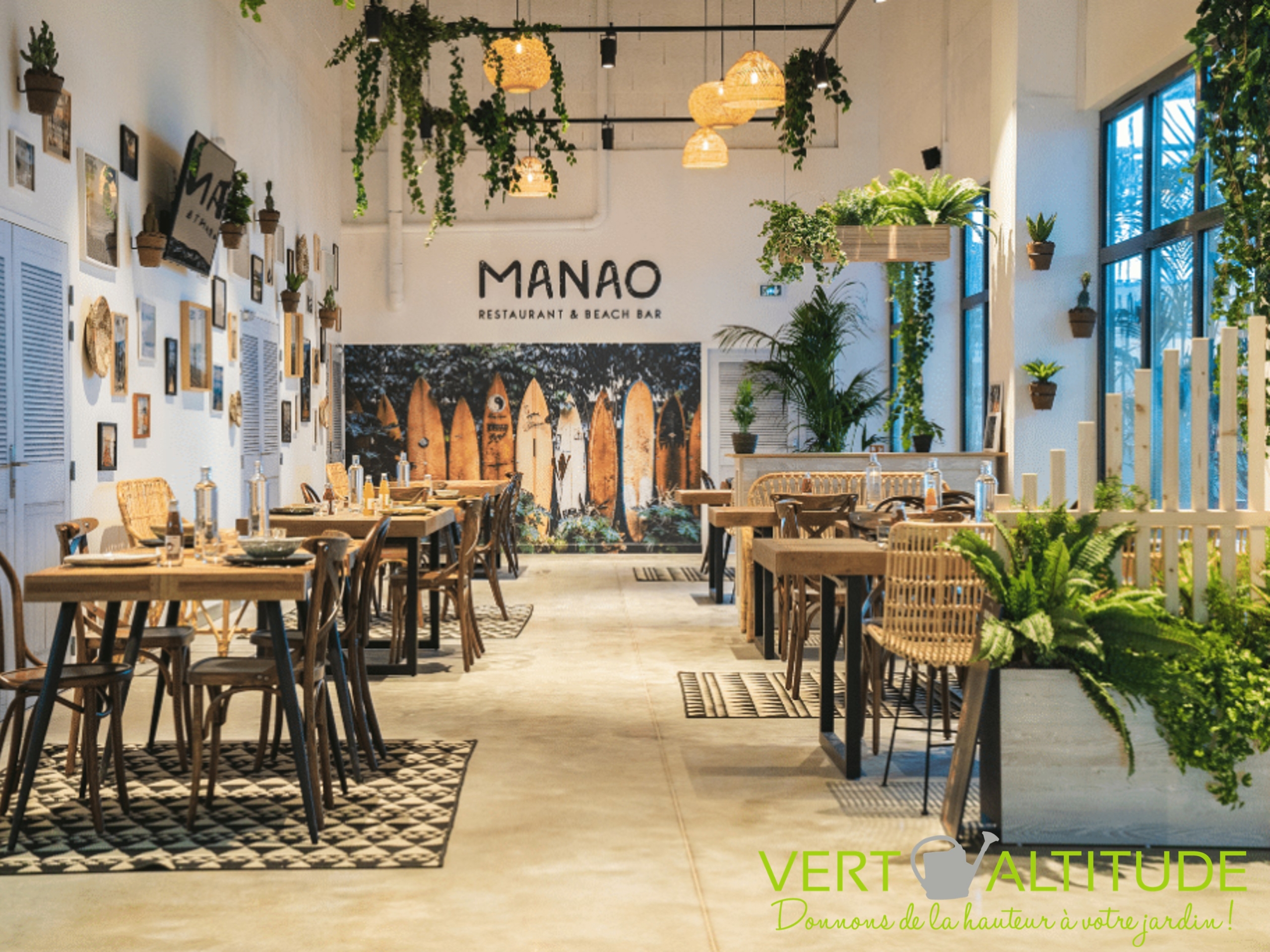 City Surf Park Décines ambiance plage plantes murales et plafond