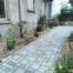 Chemin pavé en pierres et plantations paillage bois pour un patio VA 2
