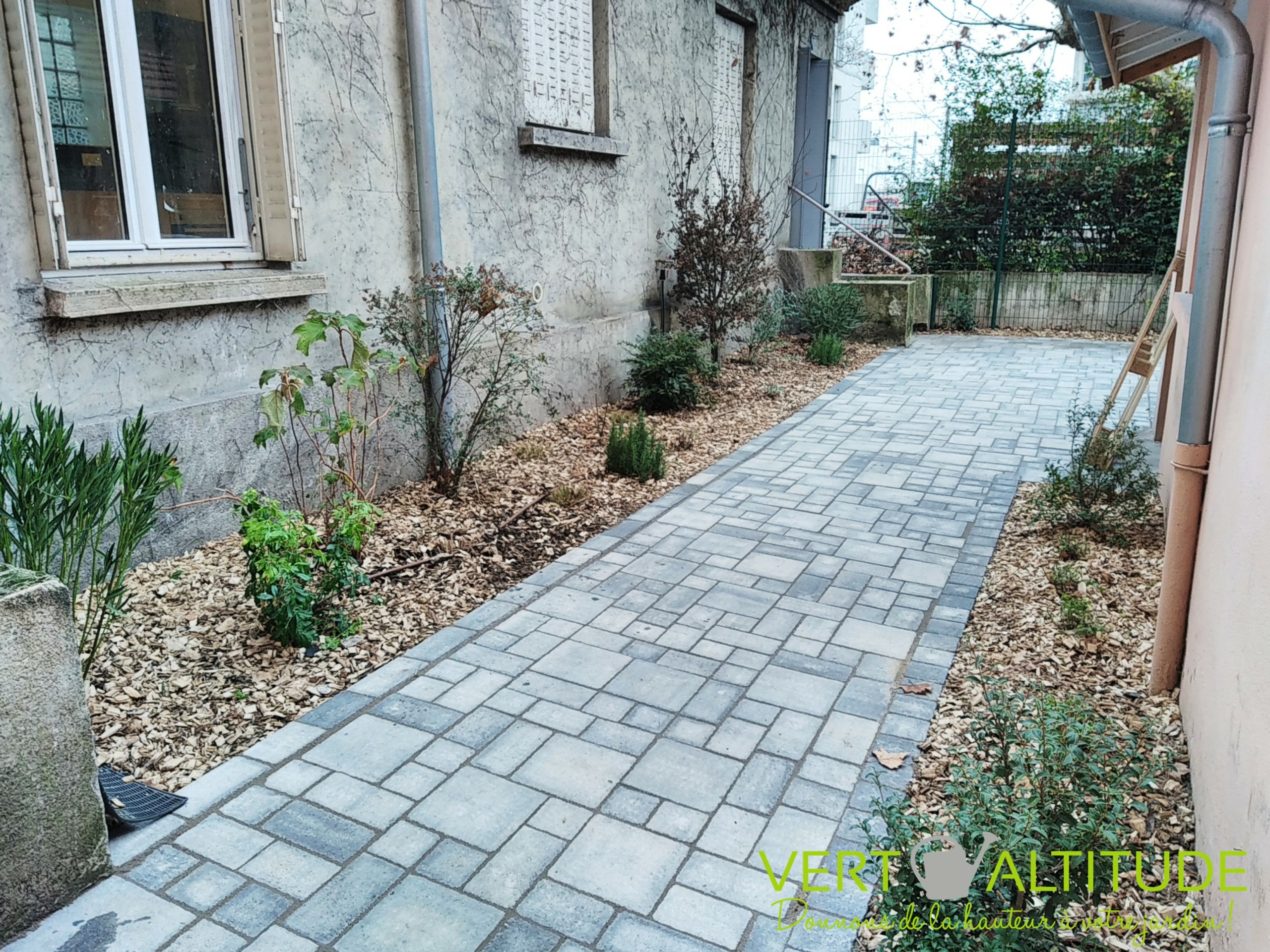 Chemin pavé en pierres et plantations paillage bois pour un patio VA 2