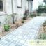 Chemin pavé en pierres et plantations paillage bois pour un patio VA