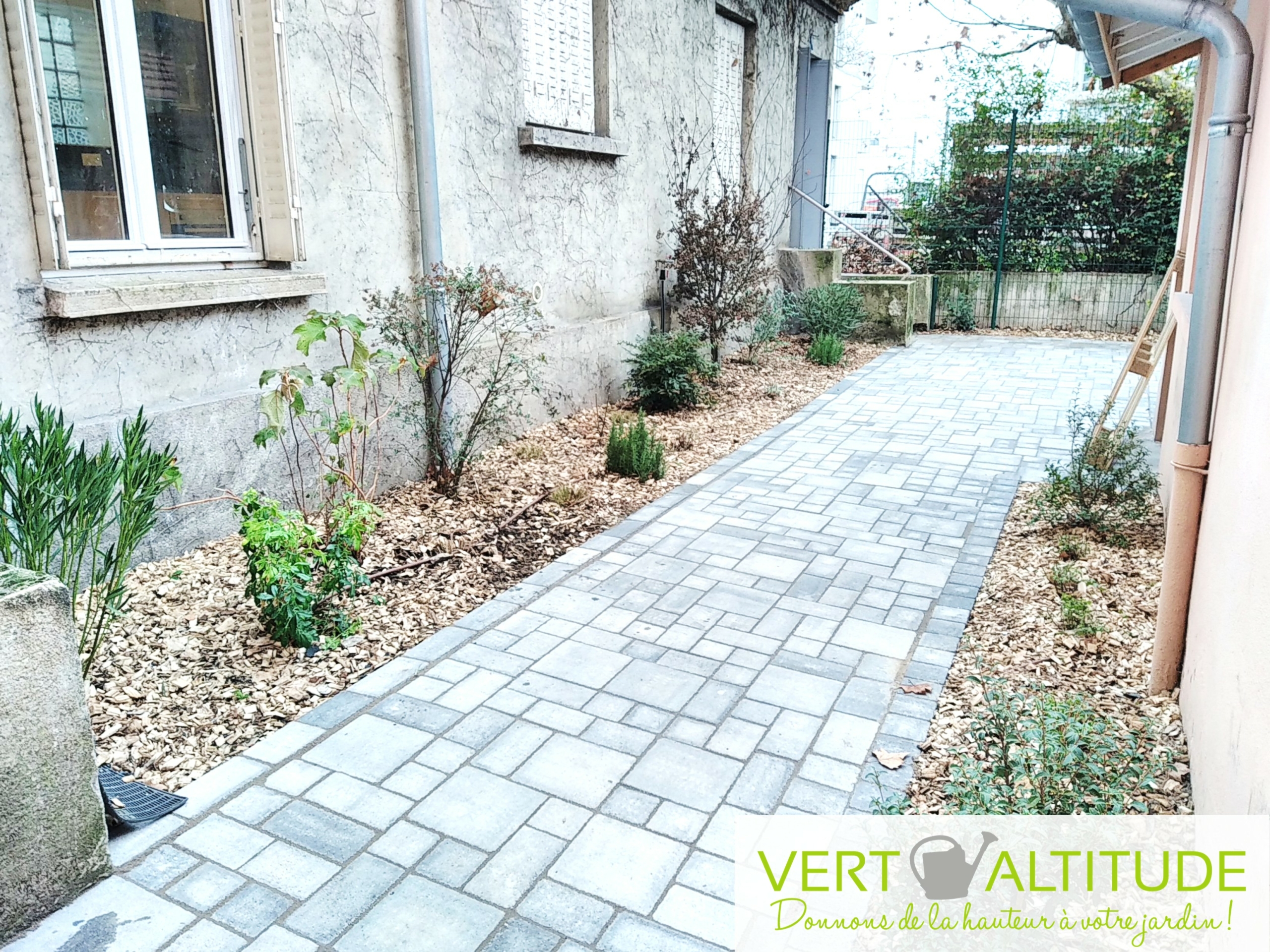 Chemin pavé en pierres et plantations paillage bois pour un patio VA