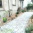 Chemin pavé en pierres et plantations pour un patio