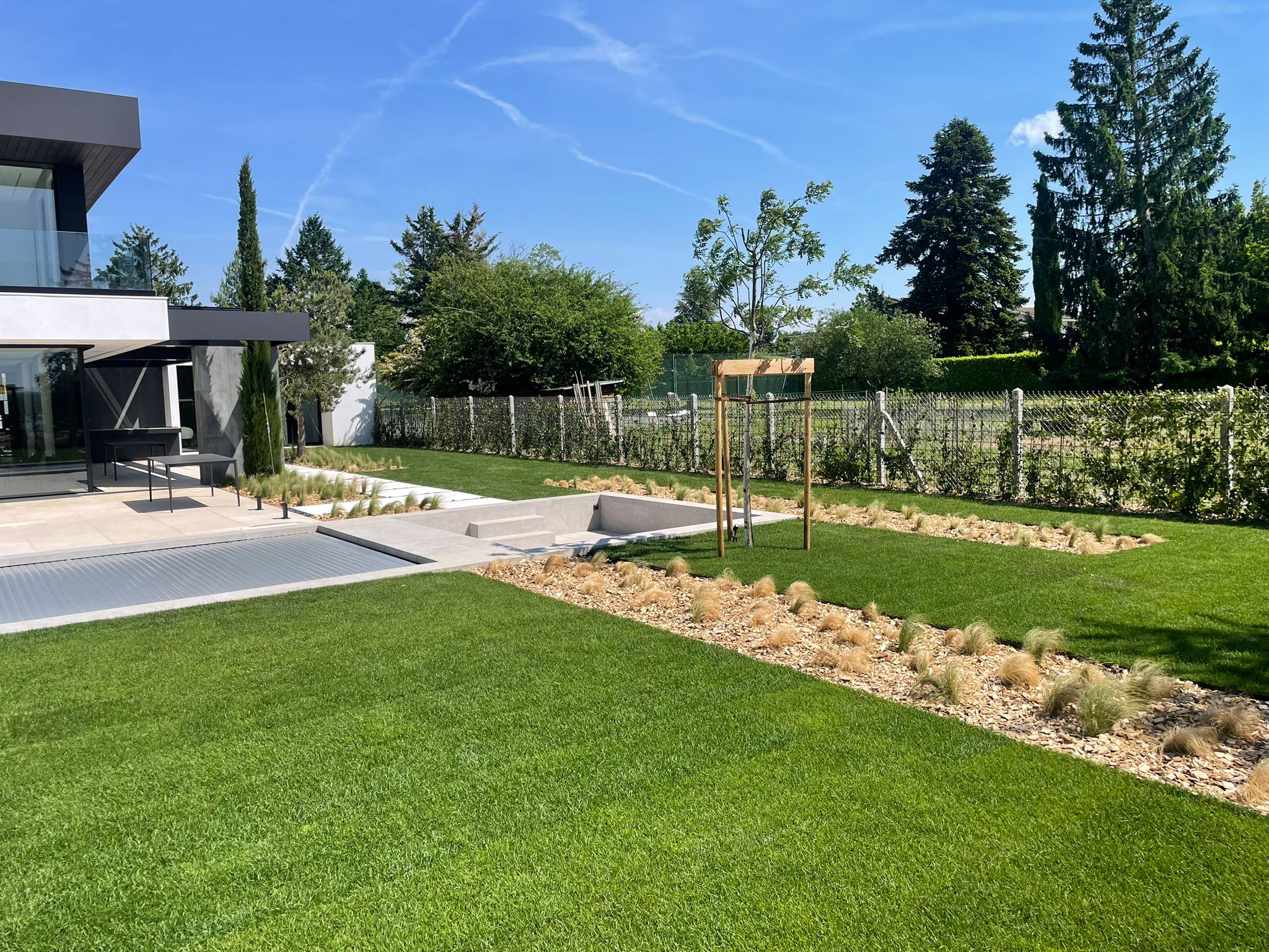 Jardin moderne avec plantations et paillage