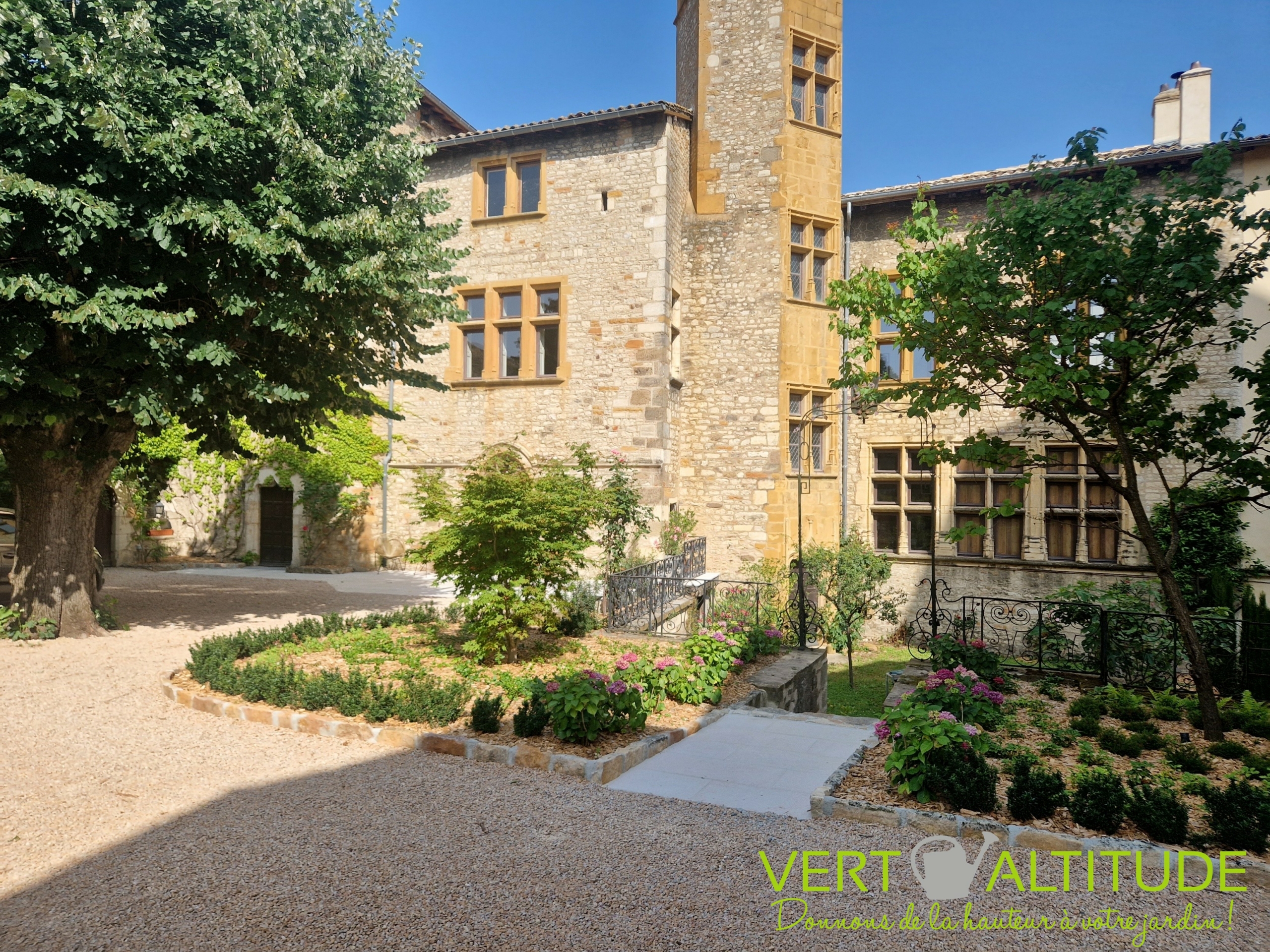 Cour de château du Beaujolais VA