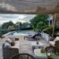 Terrasse en bois exotique avec piscine intégrée et salon de jardin VA