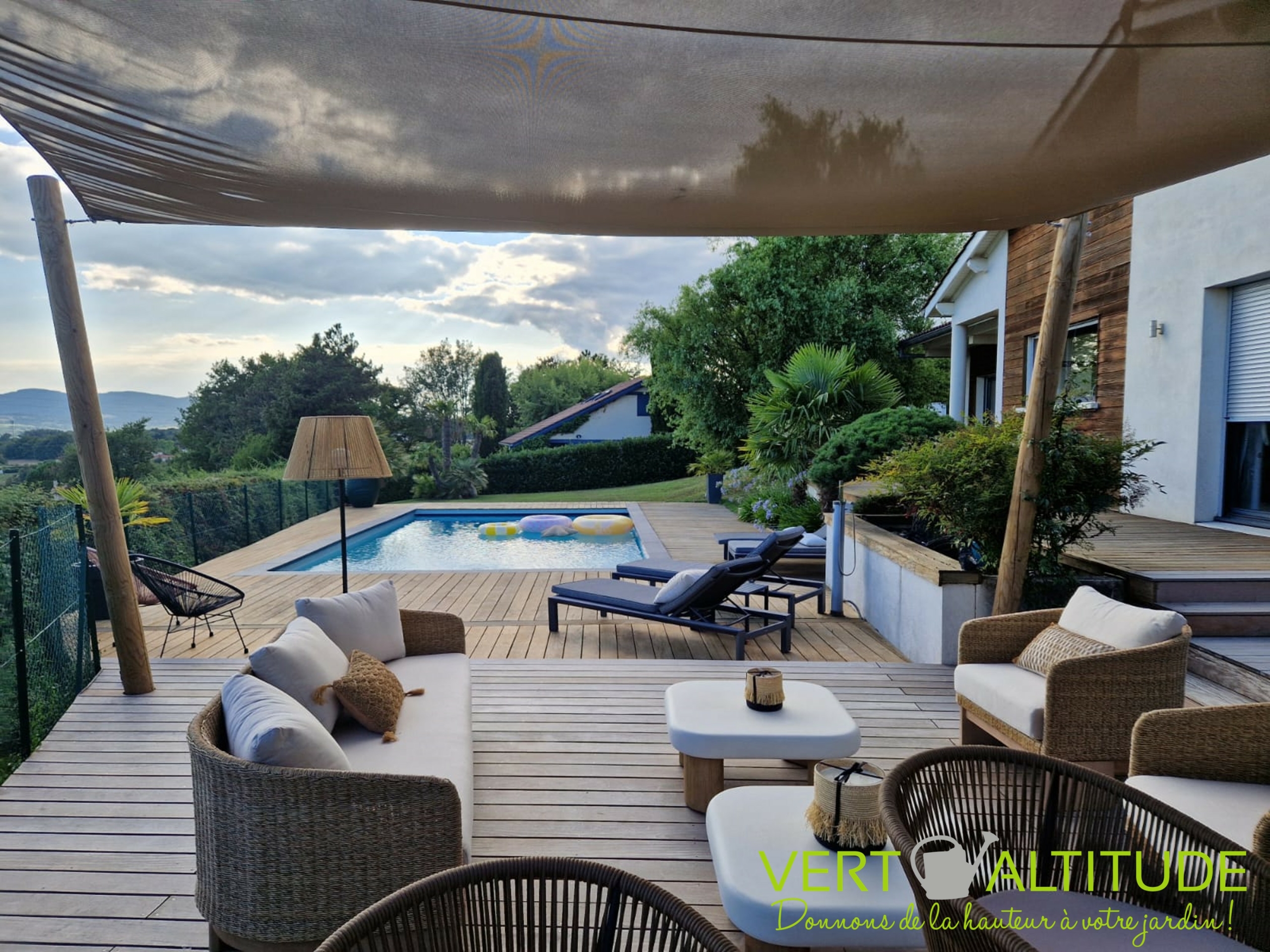 Terrasse en bois exotique avec piscine intégrée et salon de jardin VA