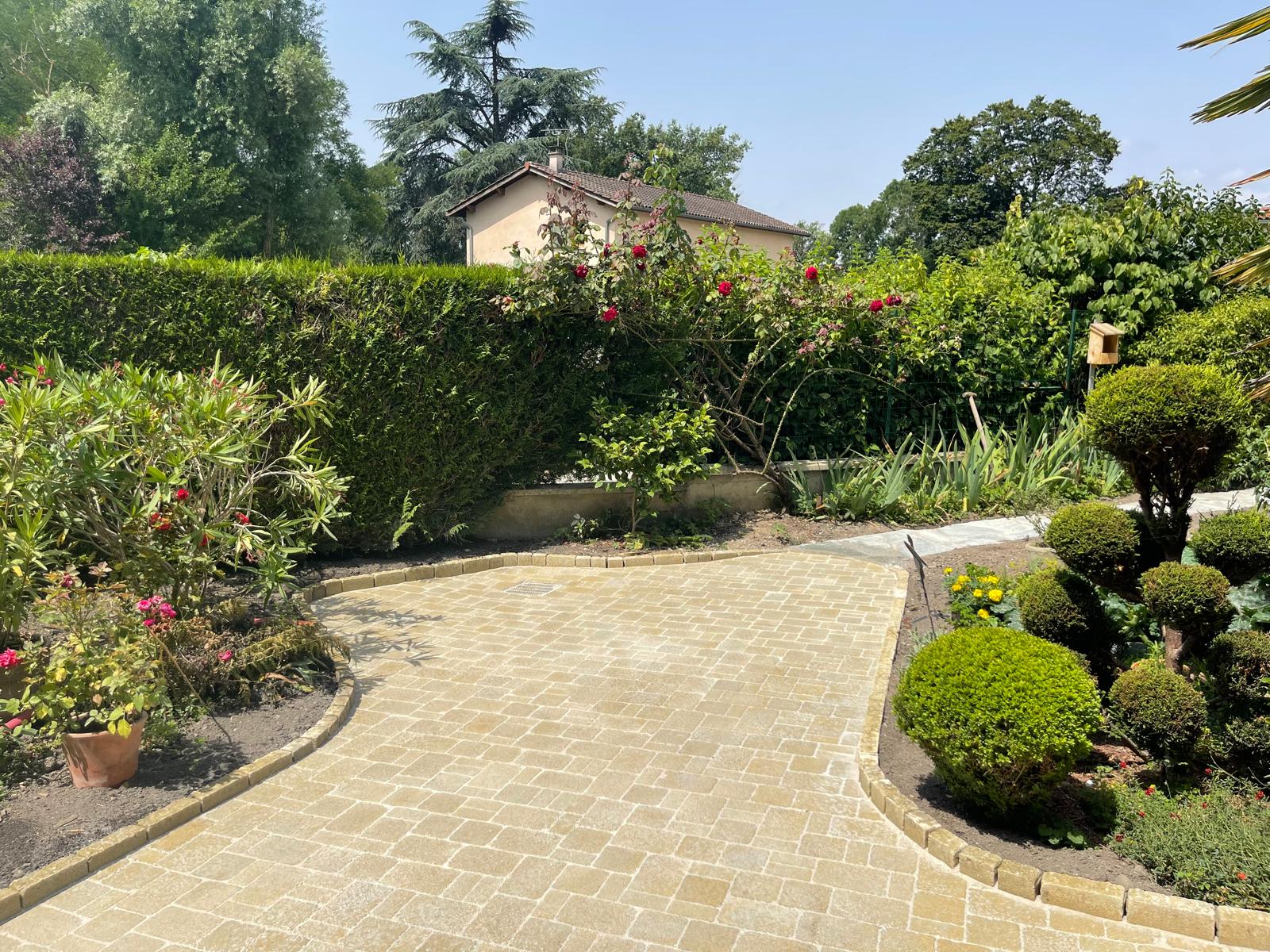 Jardin avec plantations bordures et chemin pavé