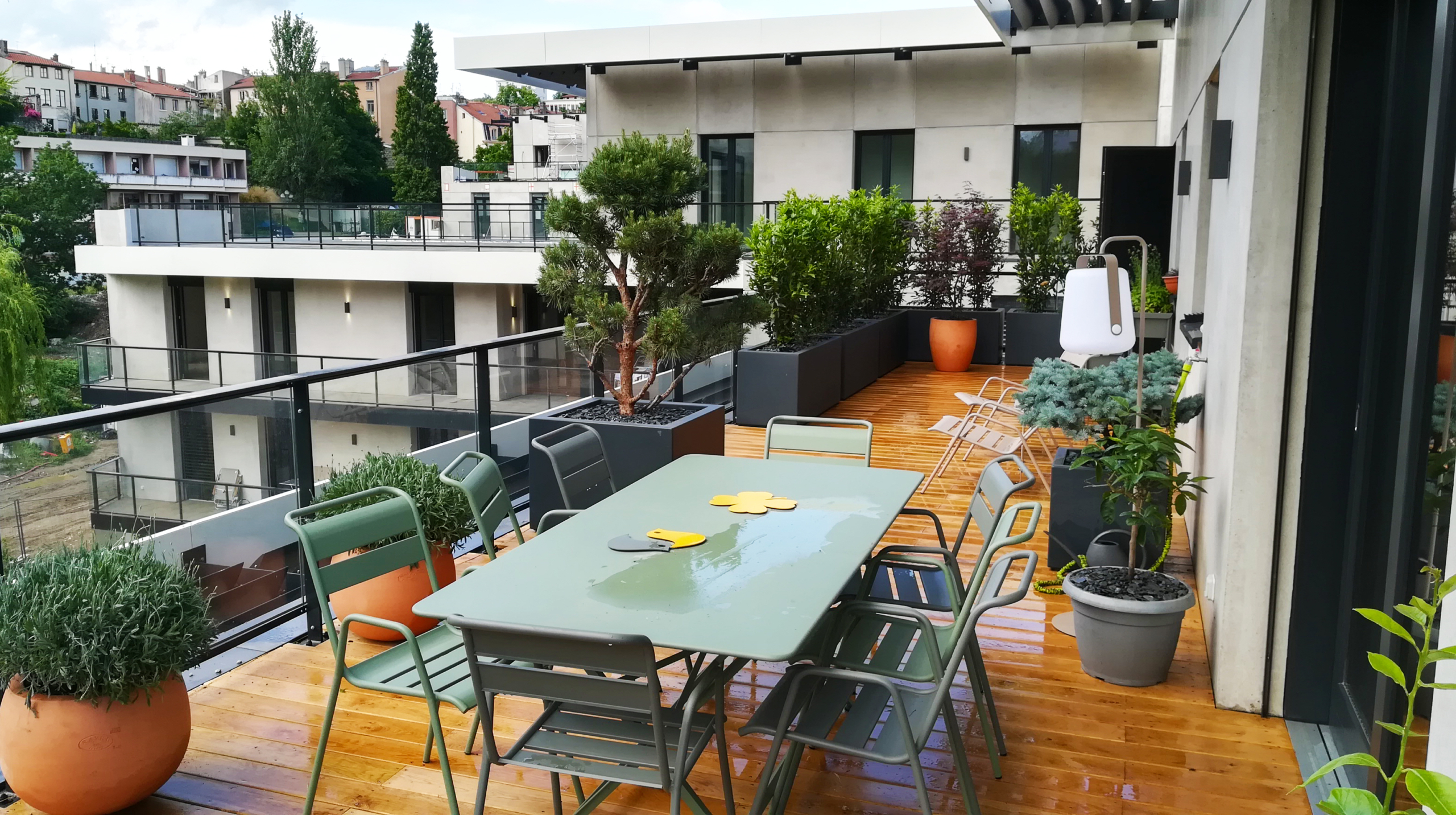 terrasse bois avec salle à manger et plantations en pots