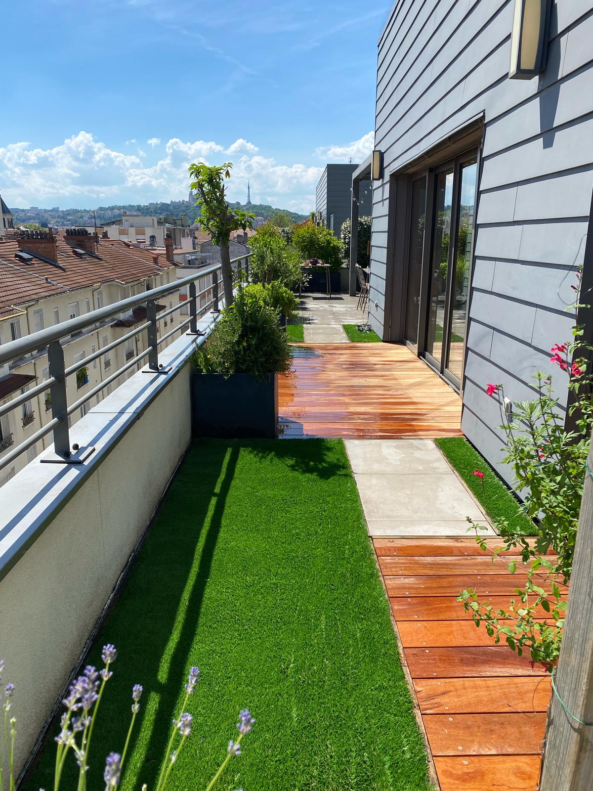 terrasse balcon avec faux gazon, dallage et bois